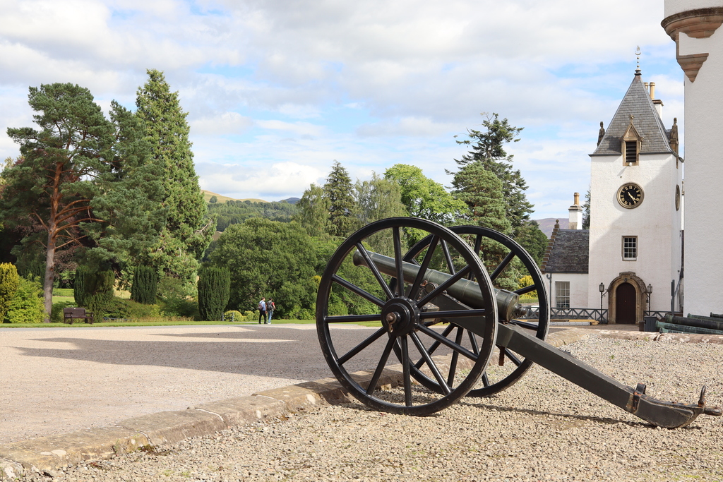 Field gun in front of Blair Castle