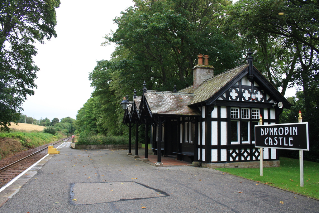 Dunrobin Castle station platform and building
