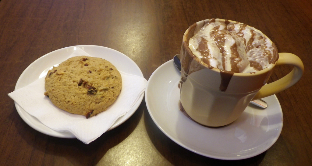 Hot chocolate and cookie at Cocoa Mountain, Balnakeil