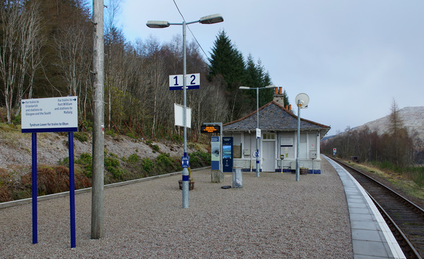 View south along the platforms at Upper Tyndrum railway station